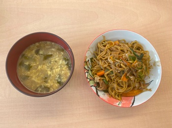 焼きそばとスープ